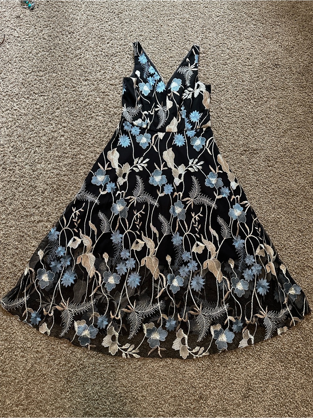 Vince Camuto Black V-Neck Floral Embroidered Dress - size 4